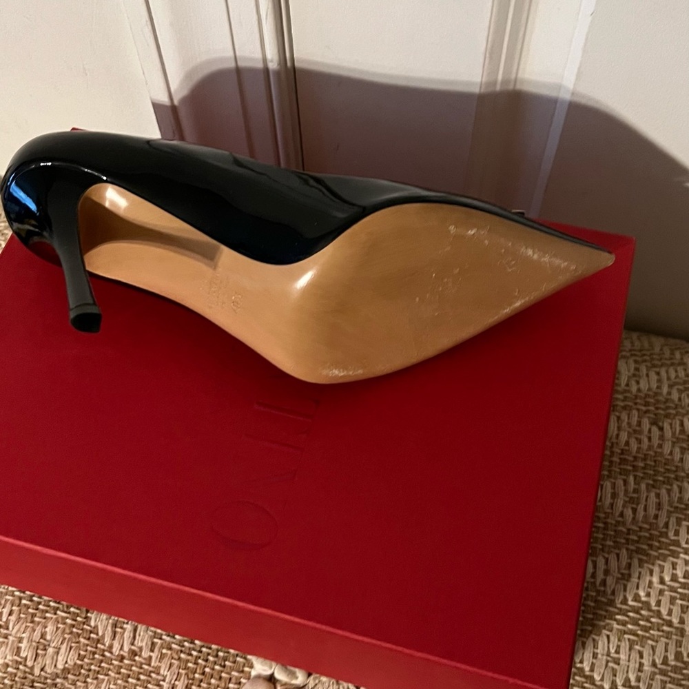 Because the heels to high,size 40/12 Valentino black,look that’s classic